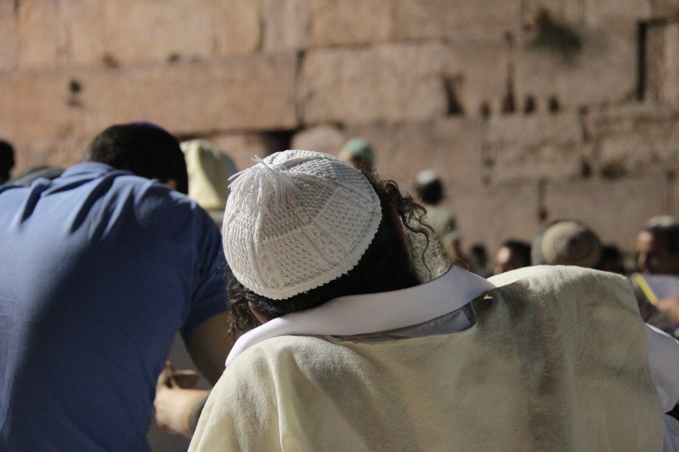 פֵּרְשָׂה צִיּוֹן בְּיָדֶיהָ, אֵין מְנַחֵם לָהּ • גלריה ירושלמית