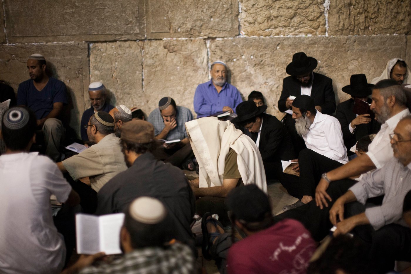 עַל הַר-צִיּוֹן שֶׁשָּׁמֵם: אלפים מתאבלים בכותל • גלריה