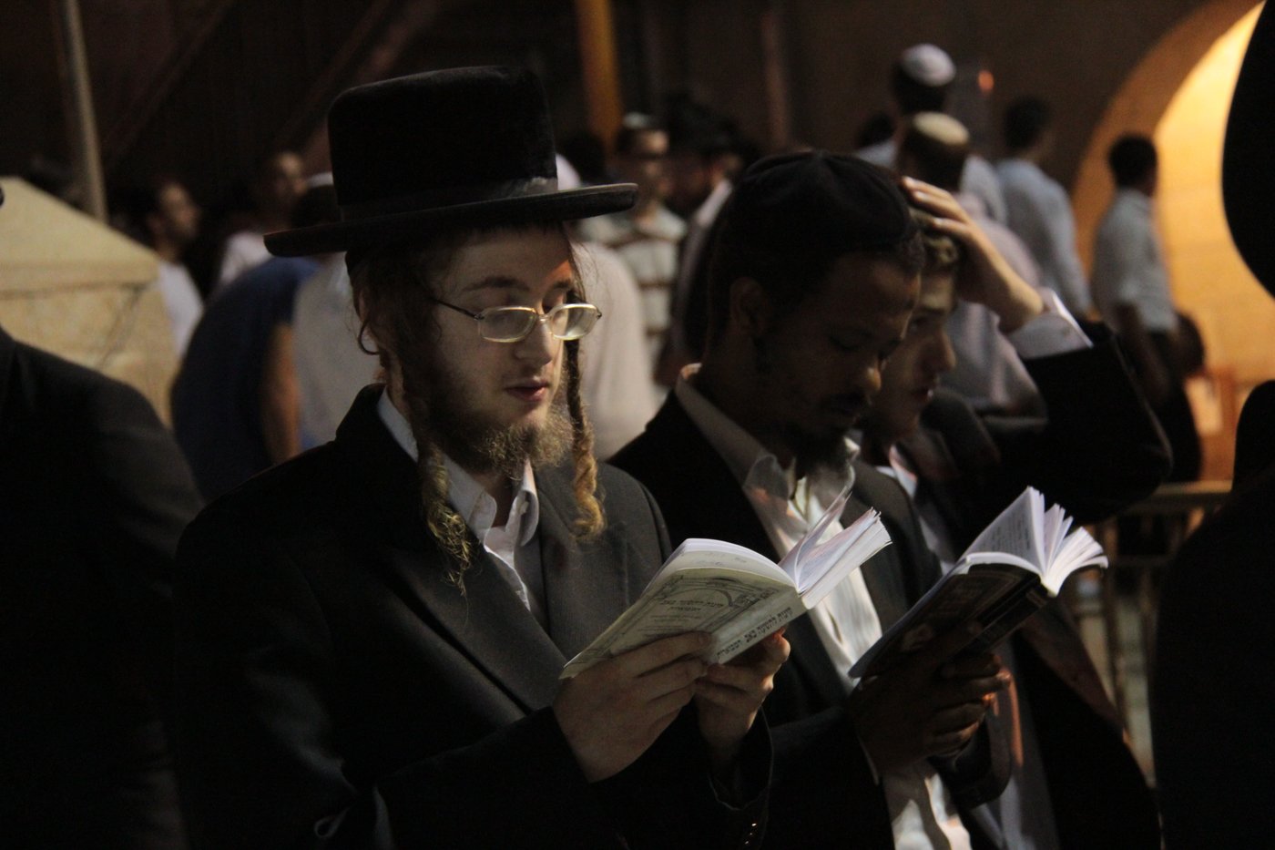 פֵּרְשָׂה צִיּוֹן בְּיָדֶיהָ, אֵין מְנַחֵם לָהּ • גלריה ירושלמית