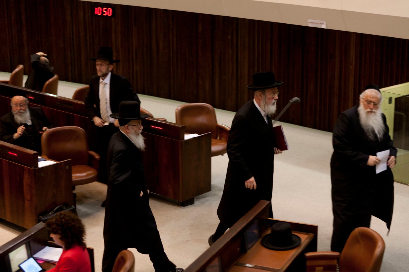 אזיקים וקריעה • תיעוד מהדיון הסוער בכנסת על חוק הגיוס