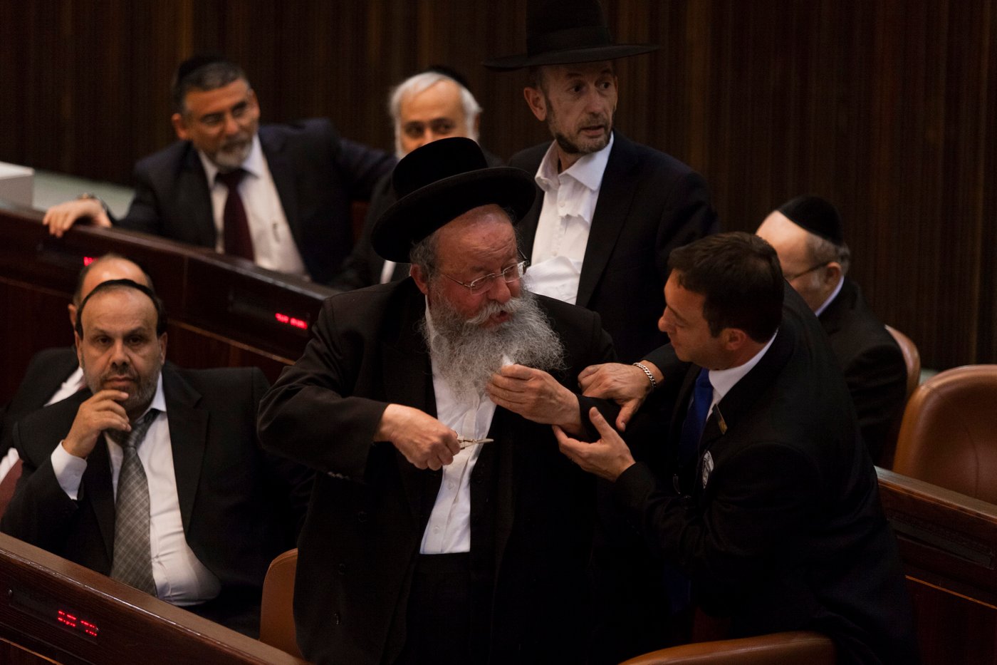 אזיקים וקריעה • תיעוד מהדיון הסוער בכנסת על חוק הגיוס