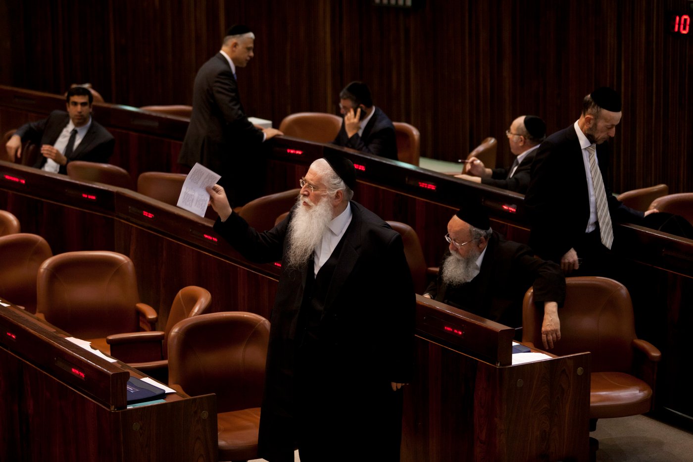 אזיקים וקריעה • תיעוד מהדיון הסוער בכנסת על חוק הגיוס