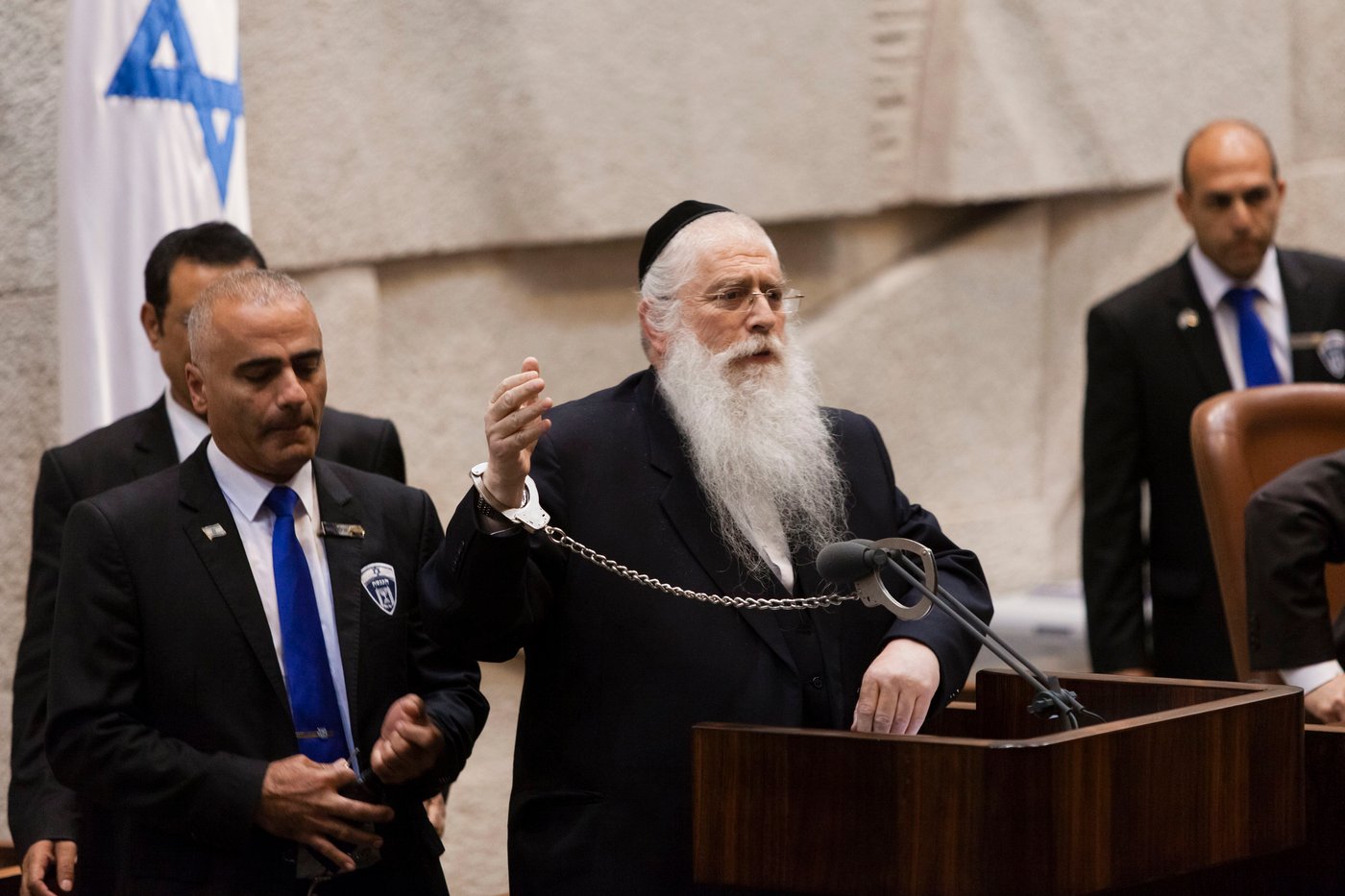 אזיקים וקריעה • תיעוד מהדיון הסוער בכנסת על חוק הגיוס