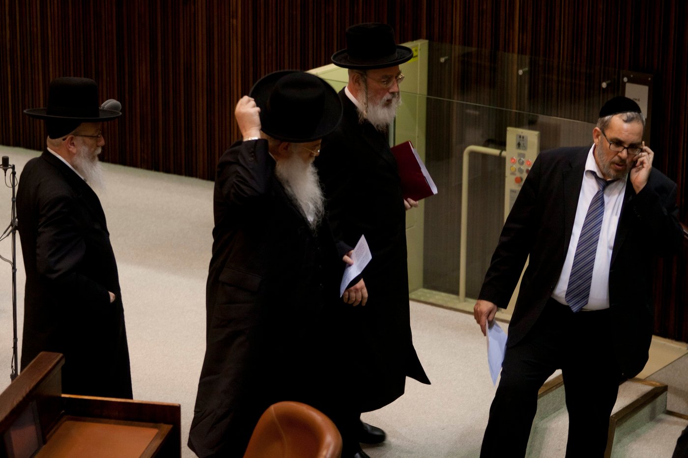 אזיקים וקריעה • תיעוד מהדיון הסוער בכנסת על חוק הגיוס