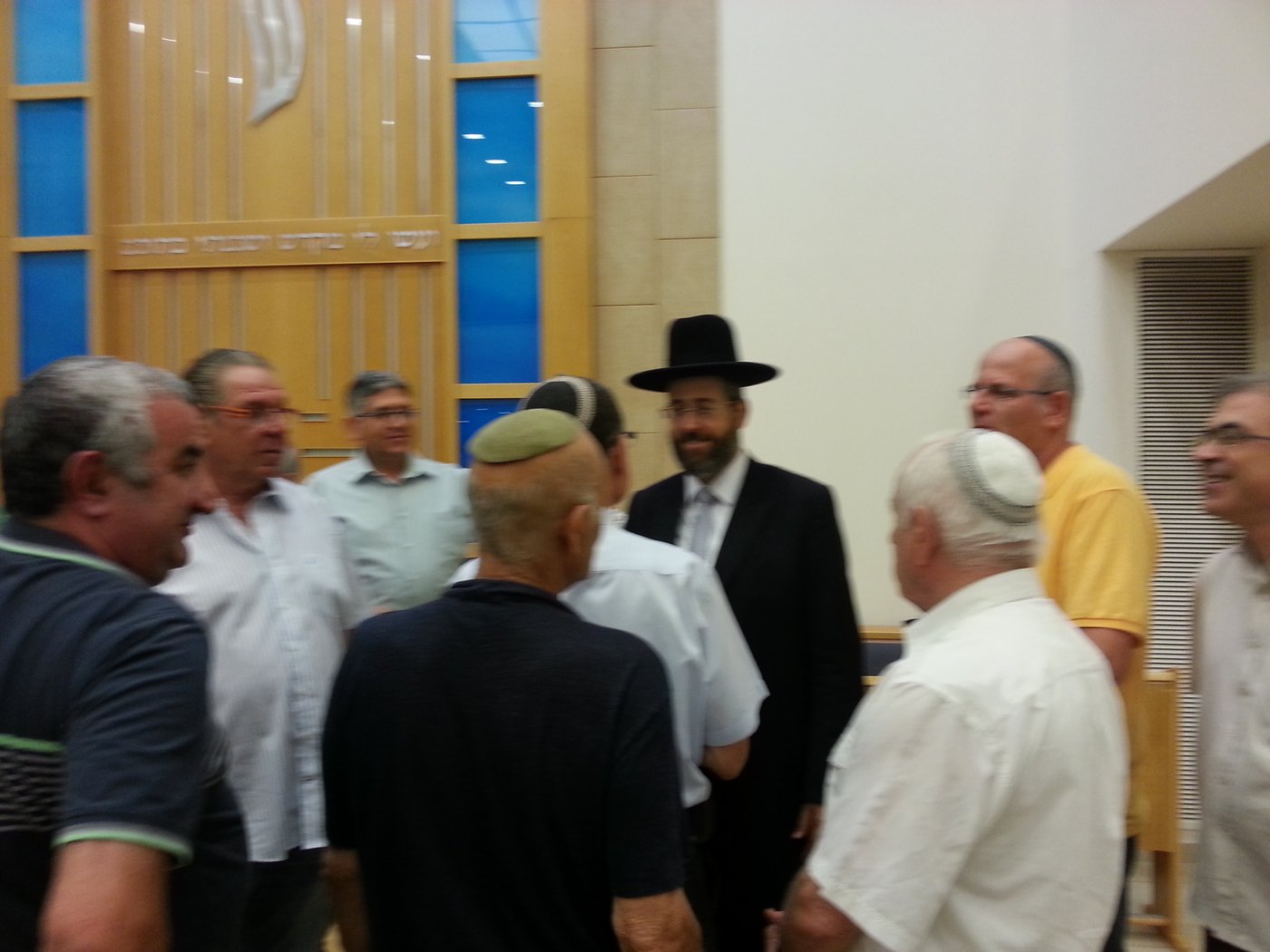 צפו: תושבי מודיעין איחלו בהצלחה לרב דוד לאו
