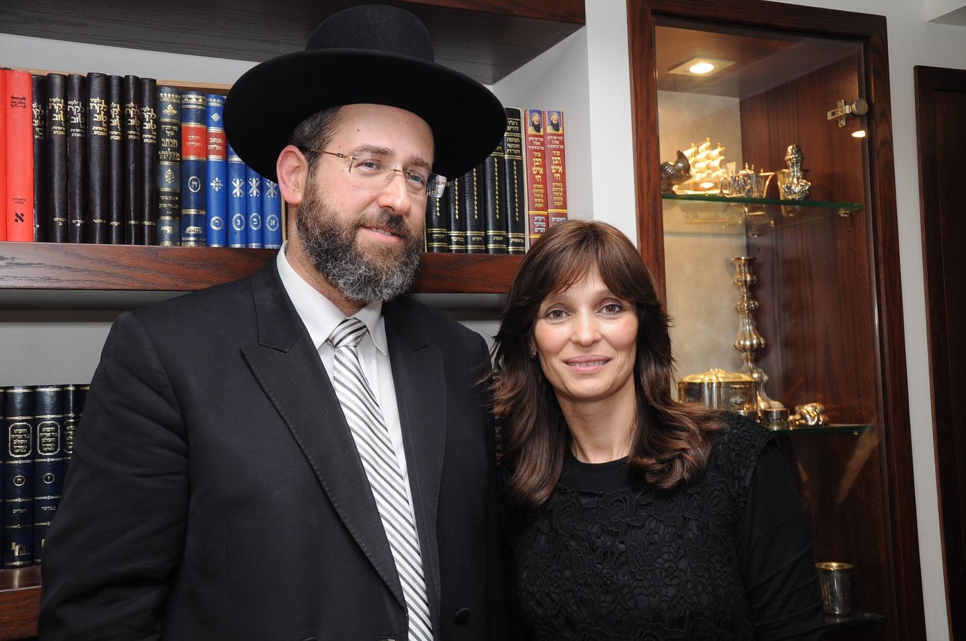 הרב דוד לאו ורעייתו לאחר היוודע התוצאות