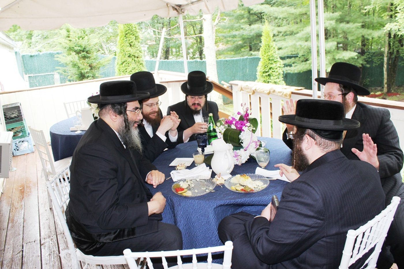 סאטמר: דינר בווילת הנופש של האדמו"ר • תמונות