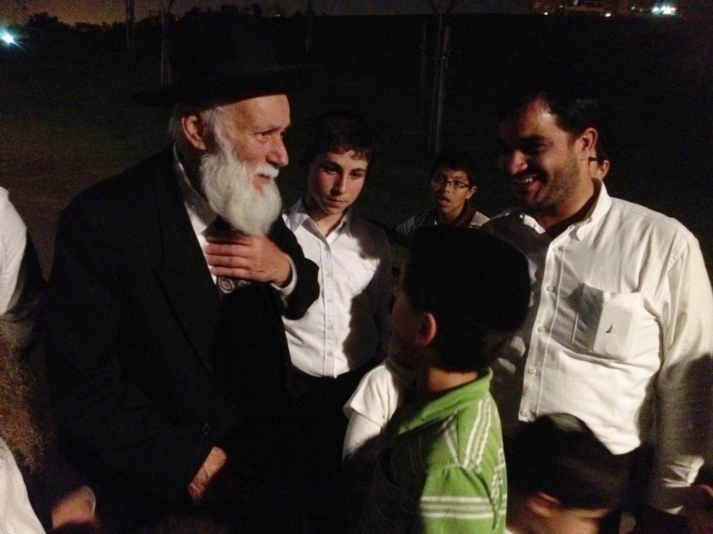 טייל בפארק. הרב עצור והתושבים