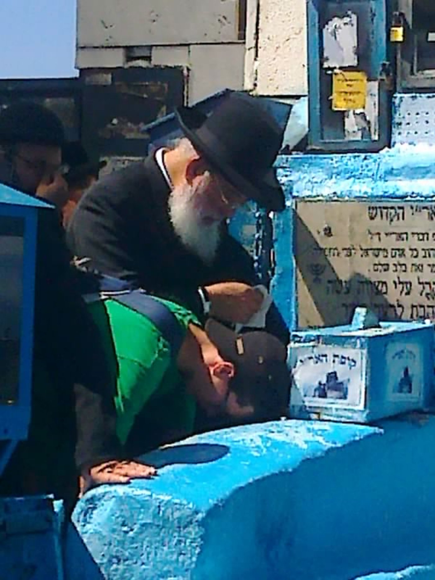 תיעוד: הרב עמאר והרב בוארון מתפללים בציון האר"י