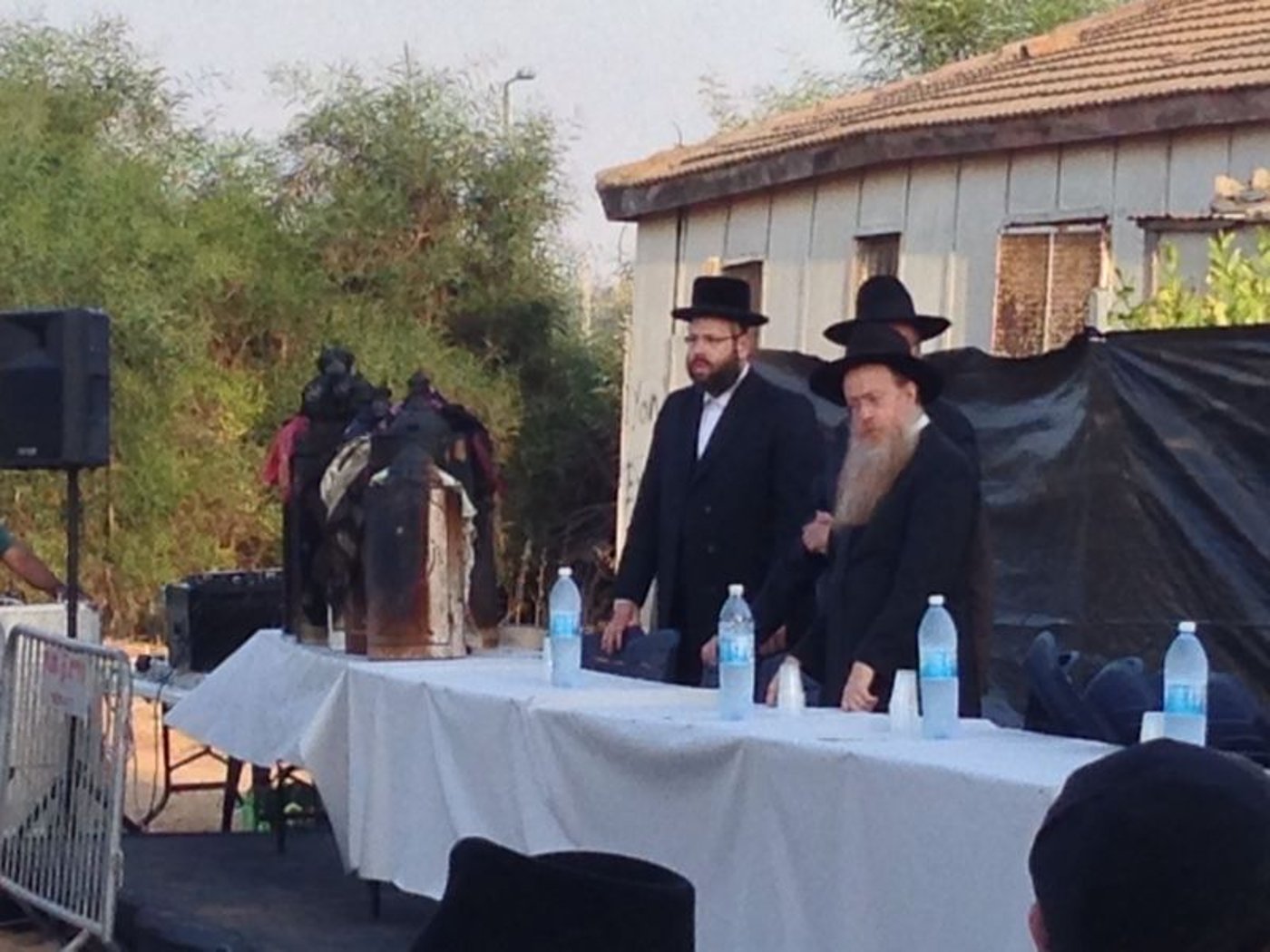 ספרי התורה שהוצתו הובאו לקבורה: "אנחנו מזועזעים"