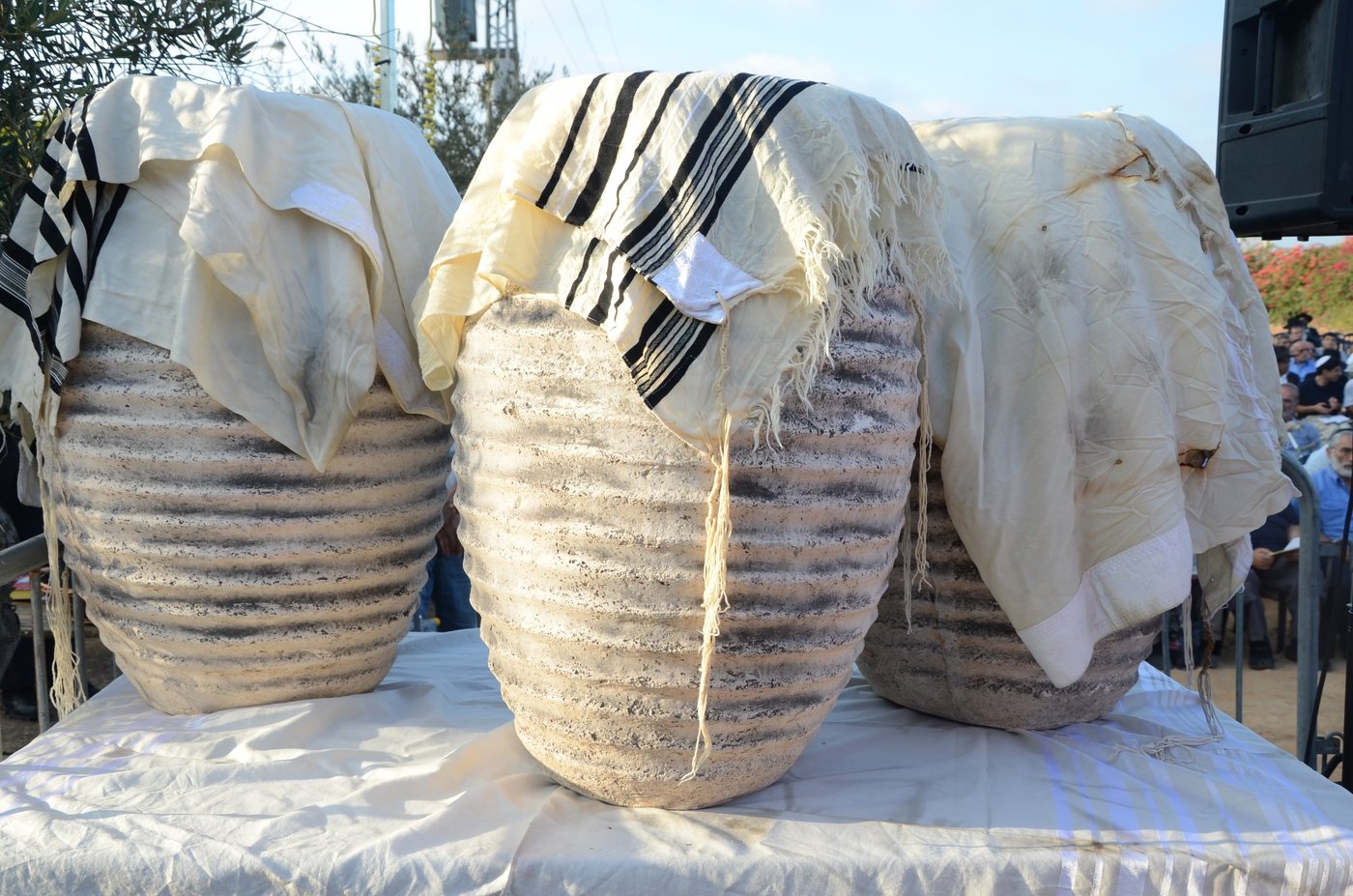 ספרי התורה שהוצתו הובאו לקבורה: "אנחנו מזועזעים"