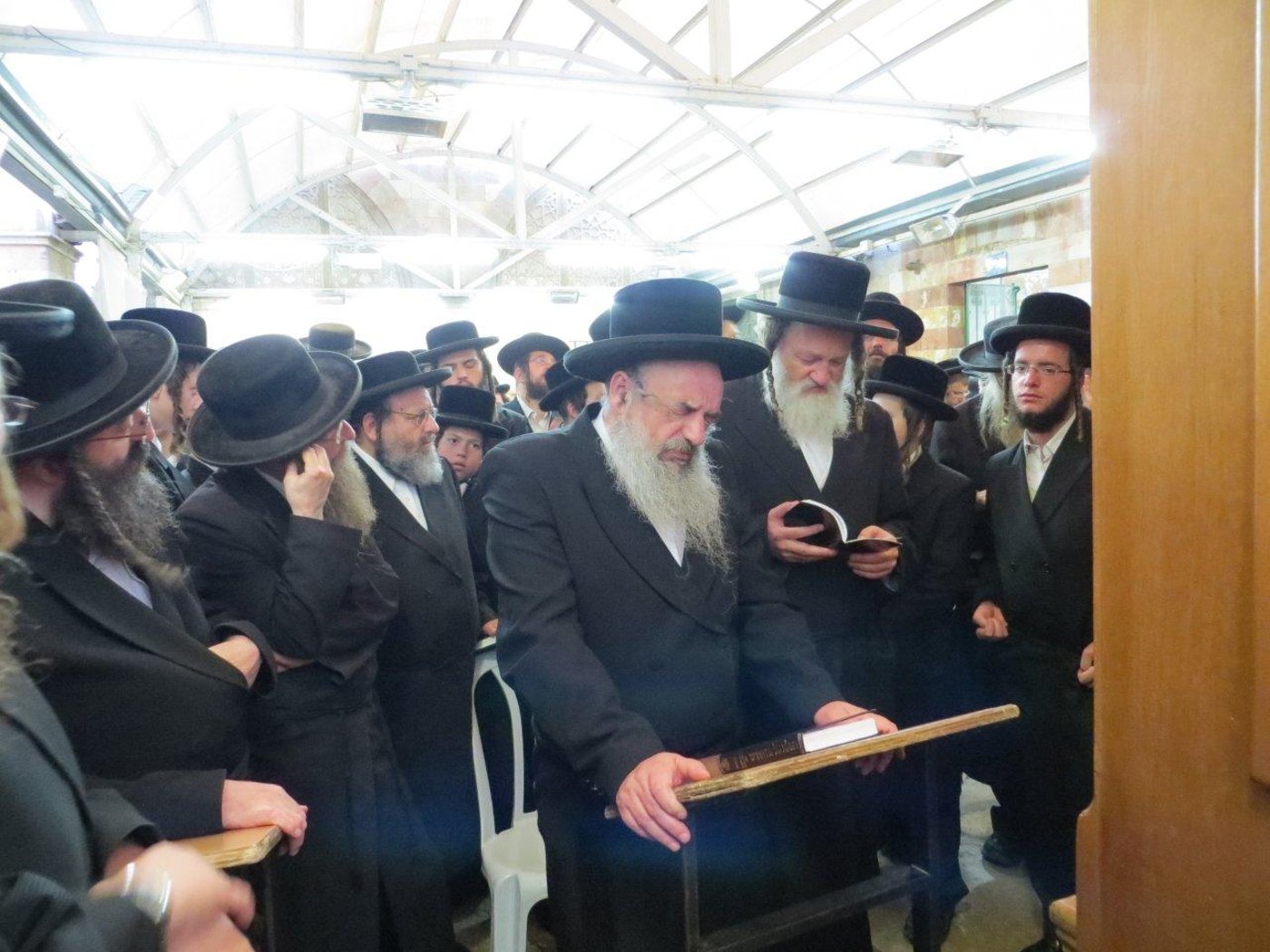 ערב ראש חודש אלול: הרבי מלעלוב בחברון ובקבר רחל