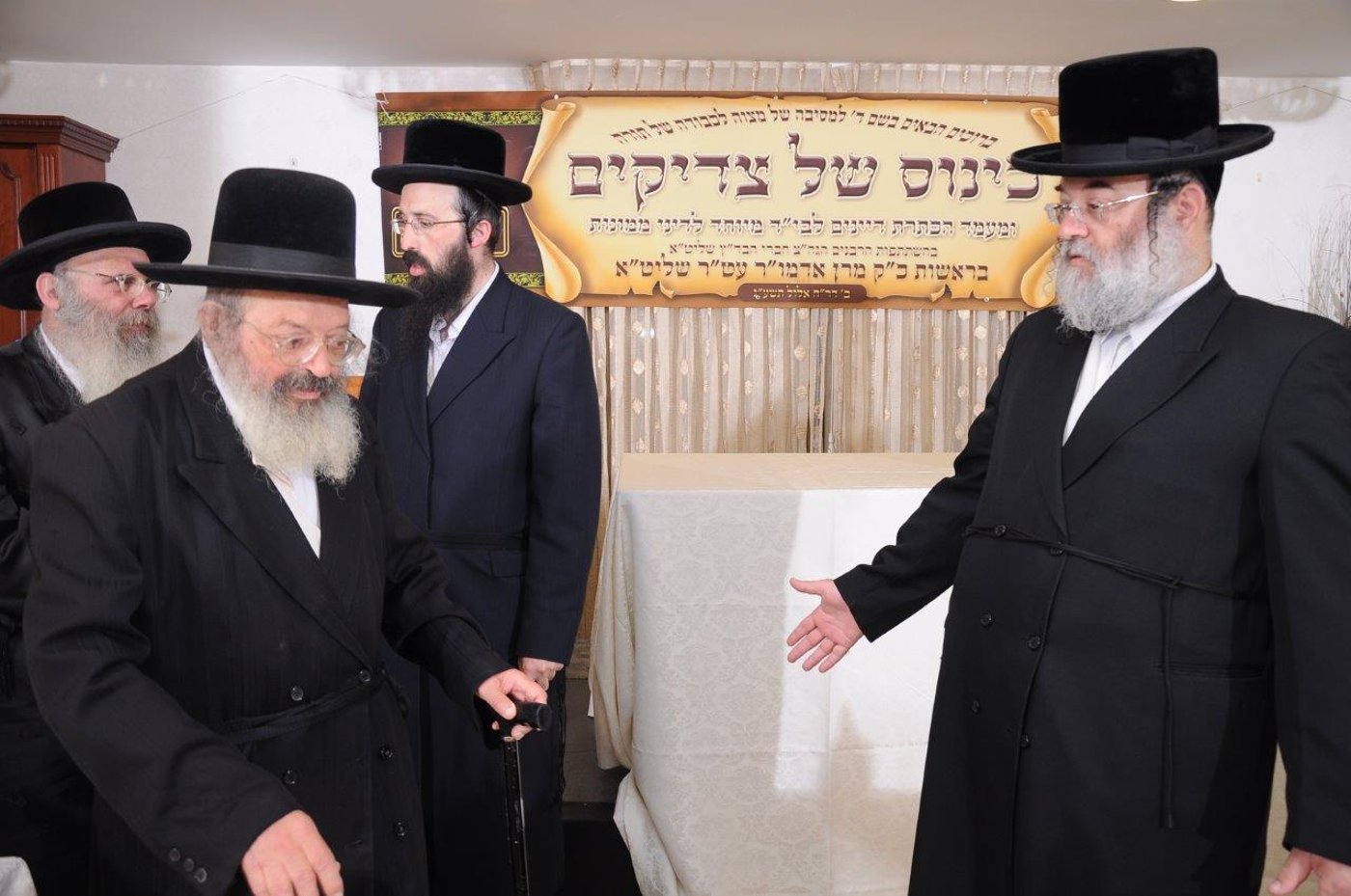 בית דין לדיני ממונות הוקם בחסידות בעלזא • גלריה