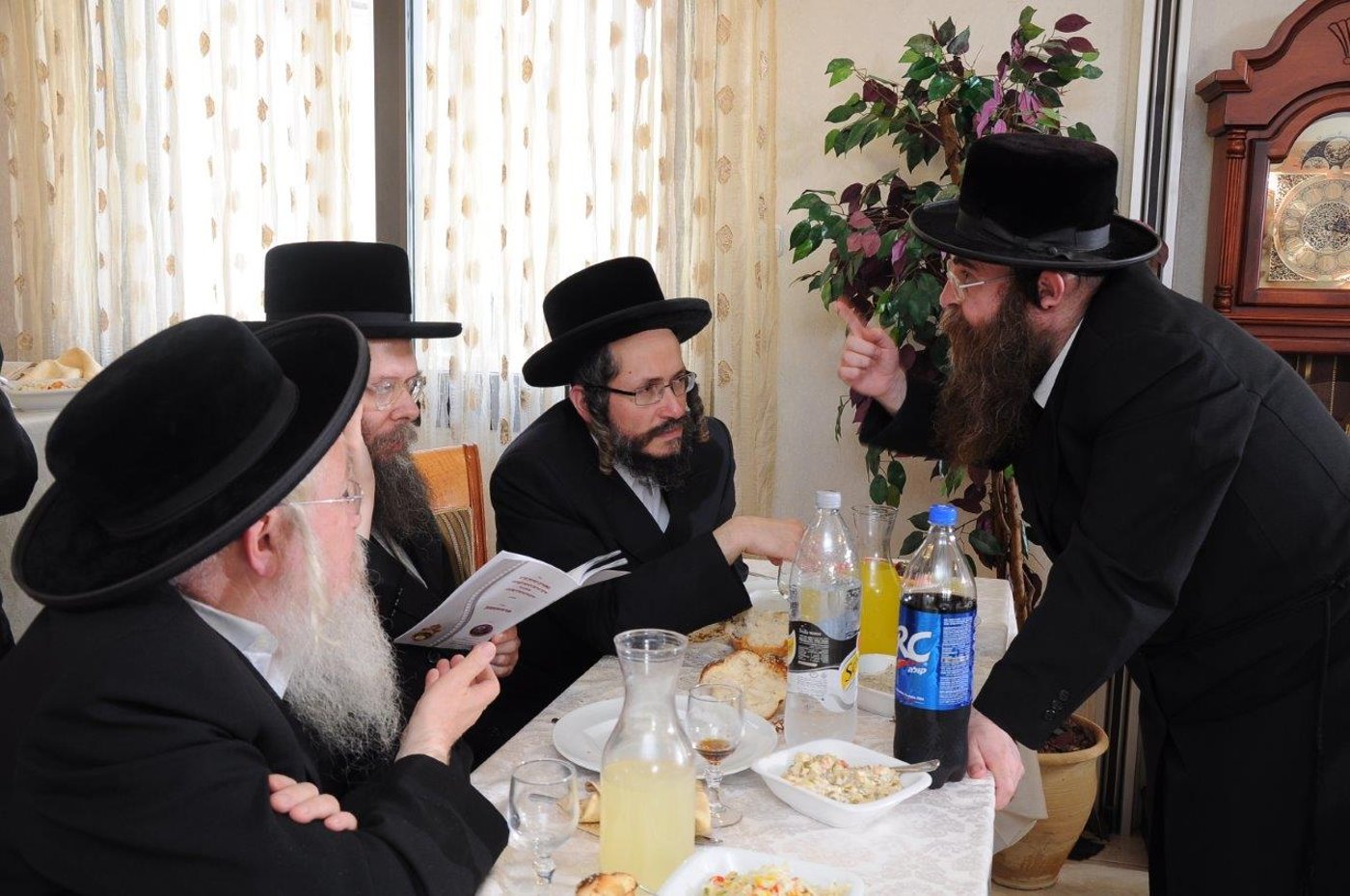 בית דין לדיני ממונות הוקם בחסידות בעלזא • גלריה