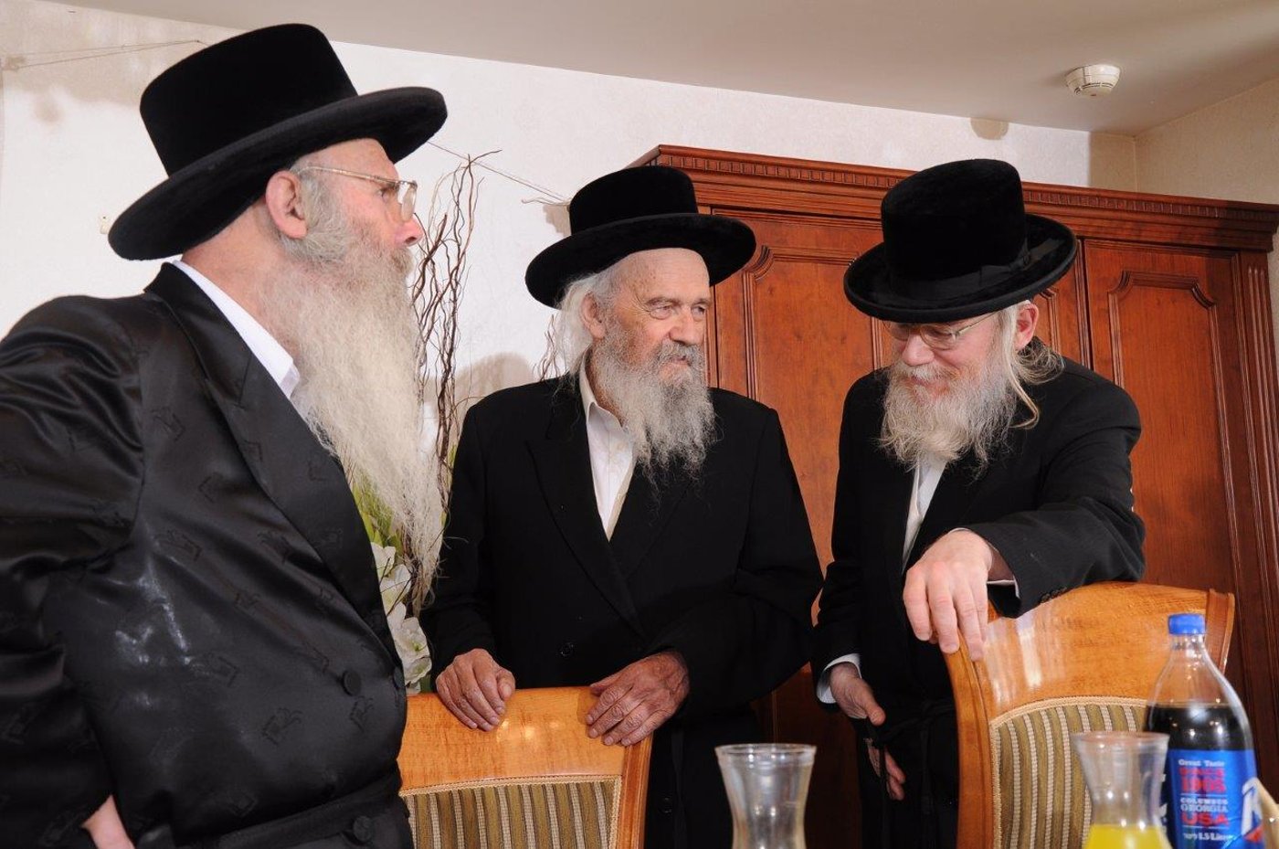 בית דין לדיני ממונות הוקם בחסידות בעלזא • גלריה