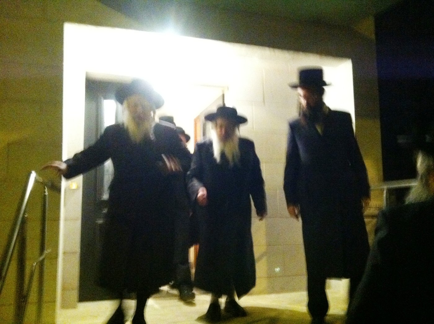 צפו: ביקור הגומלין של האדמו"ר מגור אצל האדמו"ר מצאנז קלויזנבורג