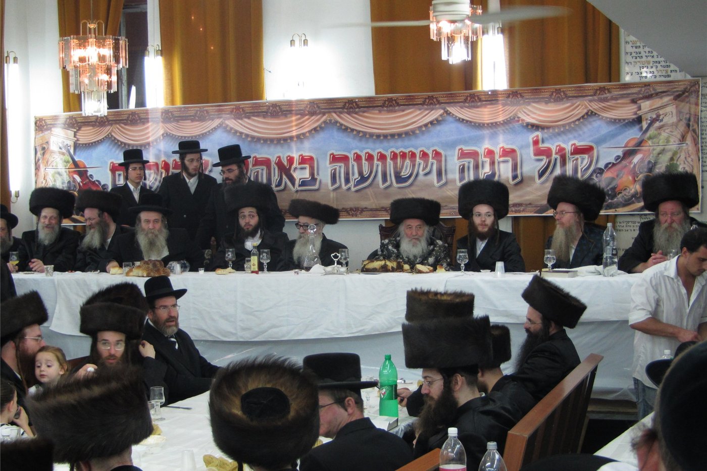 צפו: שמחת "שבע ברכות" כפולה בחצר ספינקא בני ברק