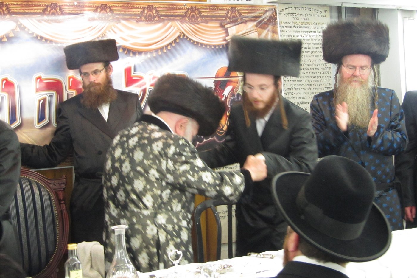 צפו: שמחת "שבע ברכות" כפולה בחצר ספינקא בני ברק