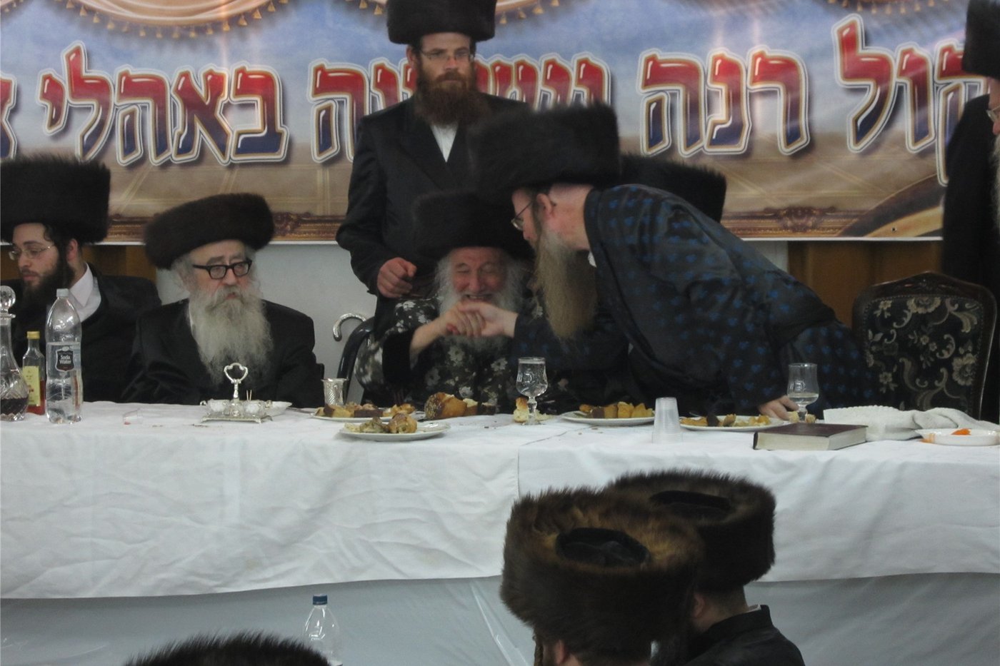 צפו: שמחת "שבע ברכות" כפולה בחצר ספינקא בני ברק