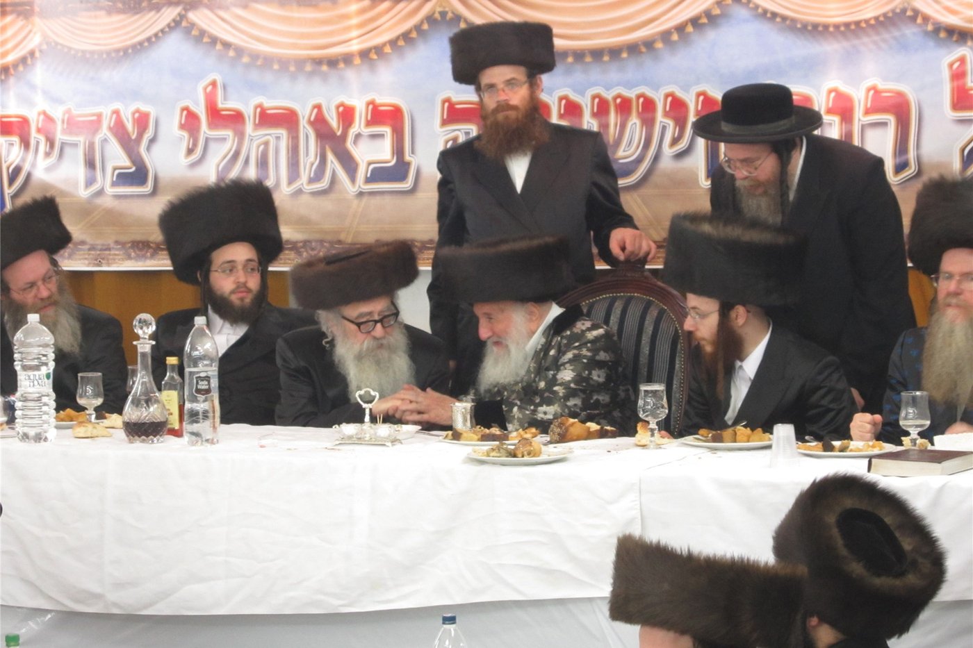 צפו: שמחת "שבע ברכות" כפולה בחצר ספינקא בני ברק