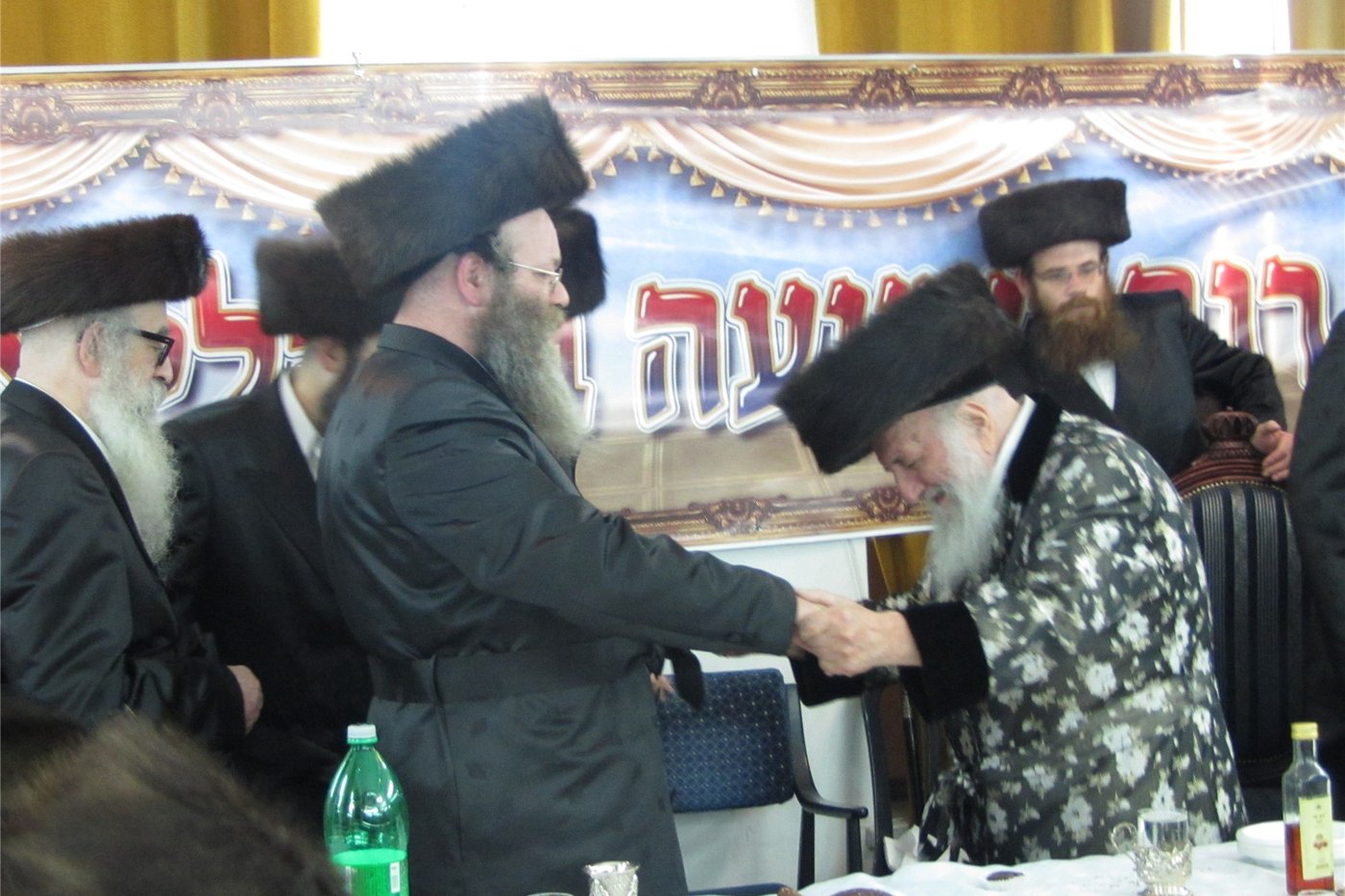 צפו: שמחת "שבע ברכות" כפולה בחצר ספינקא בני ברק
