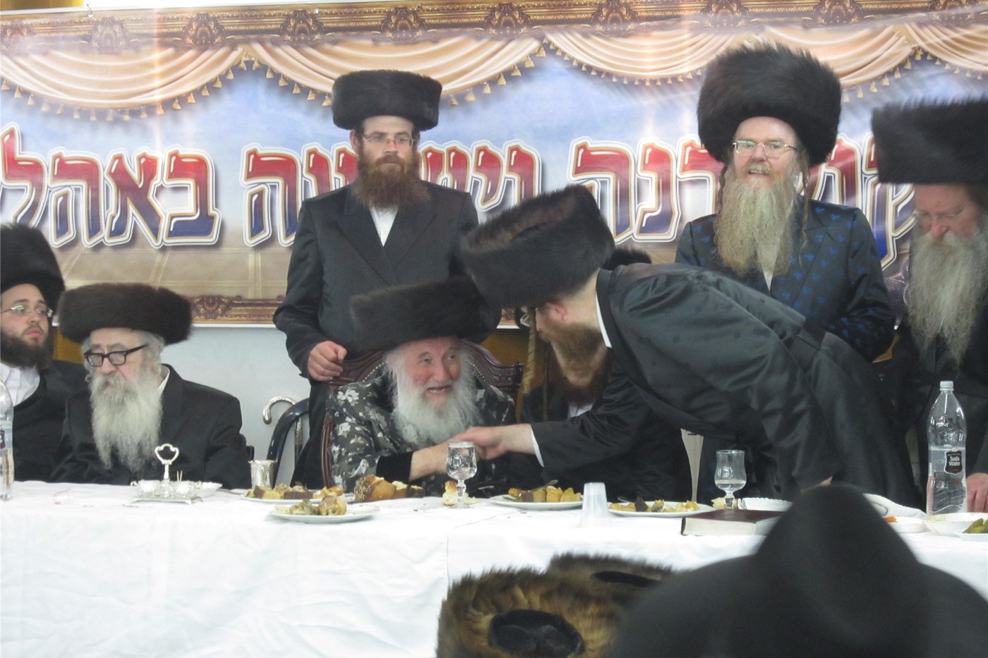 צפו: שמחת "שבע ברכות" כפולה בחצר ספינקא בני ברק