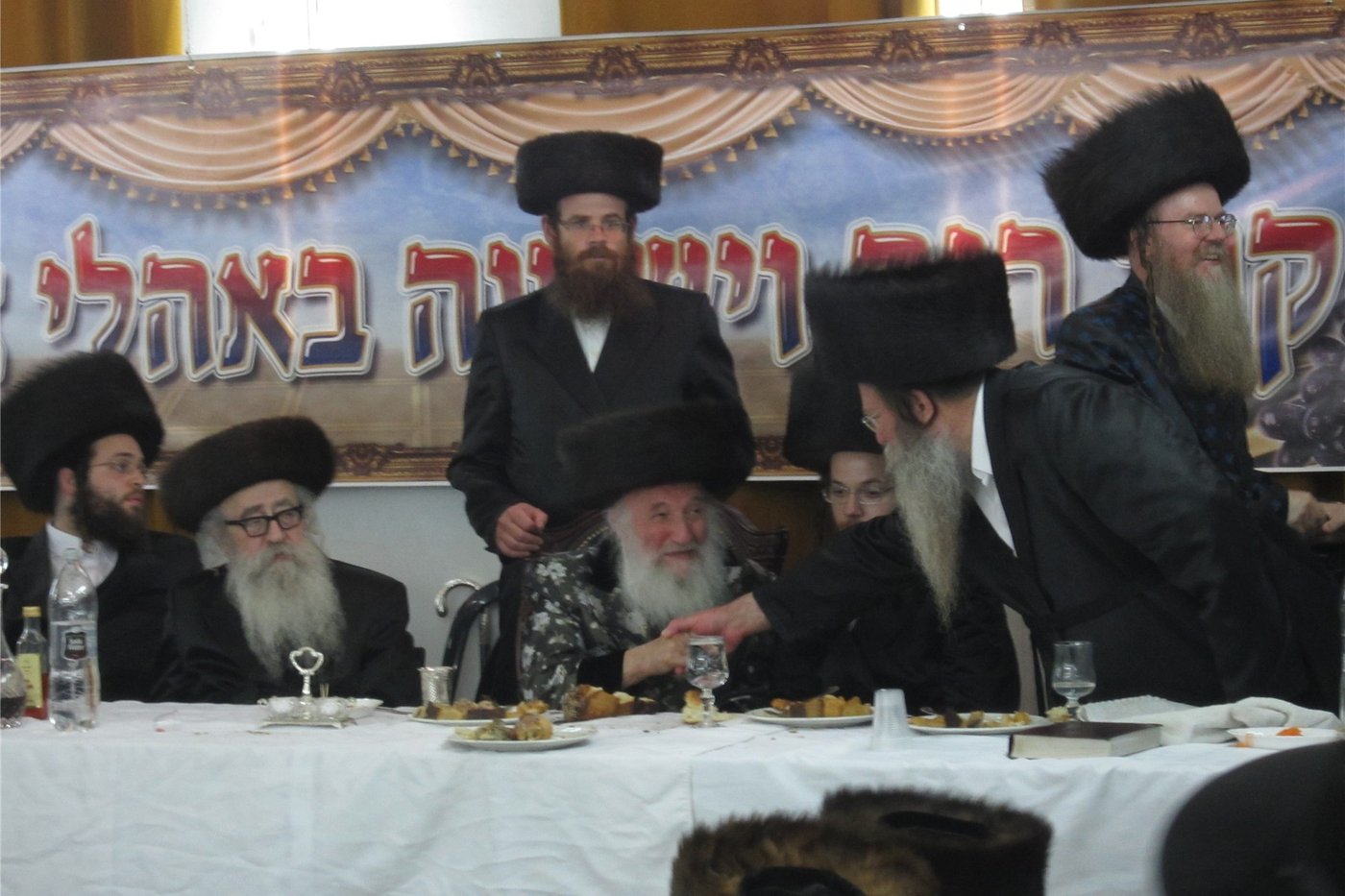 צפו: שמחת "שבע ברכות" כפולה בחצר ספינקא בני ברק