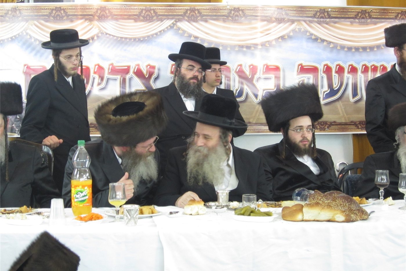 צפו: שמחת "שבע ברכות" כפולה בחצר ספינקא בני ברק