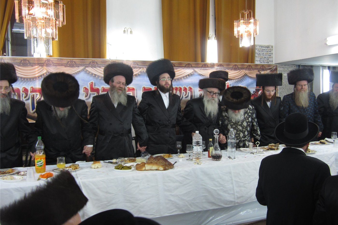 צפו: שמחת "שבע ברכות" כפולה בחצר ספינקא בני ברק