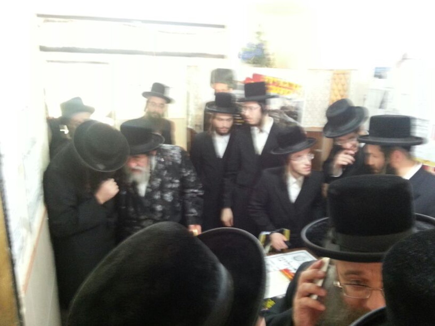 צפו: האדמו"ר מויז'ניץ בניחום אבלים אצל משפחת ויזל