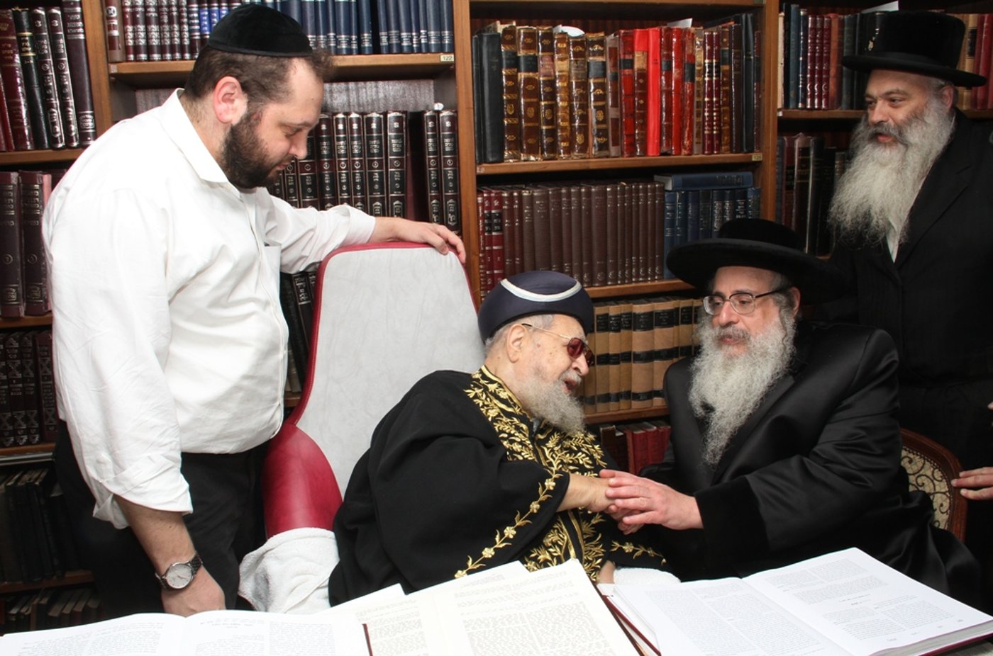 צפו: הרבי מצאנז קלויזנבורג בביקור אצל מרן הגר"ע יוסף