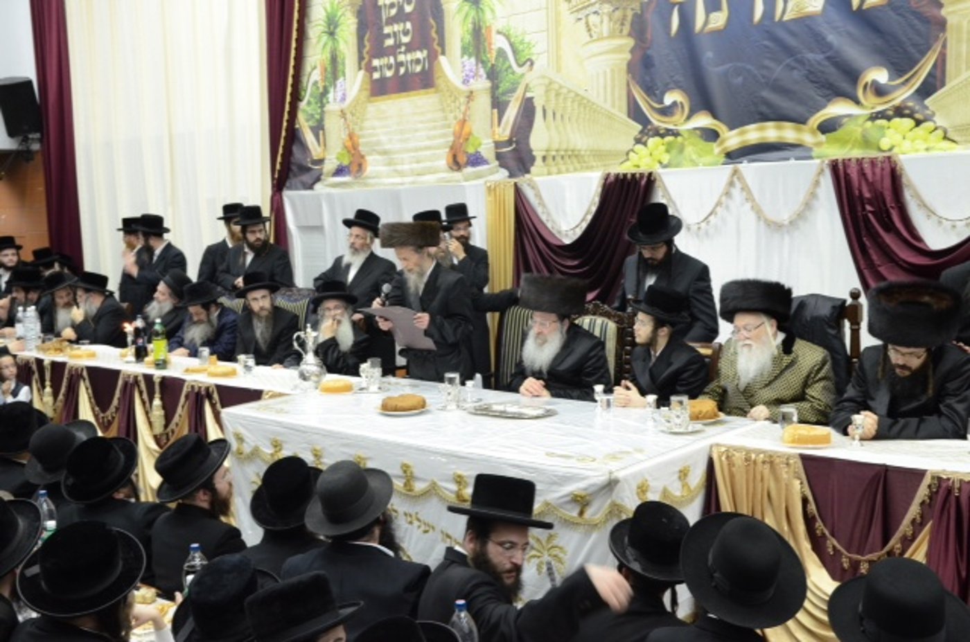 גלריה: חסידים ואדמו"רים באירוסי בתו של הרבי מנדבורנה
