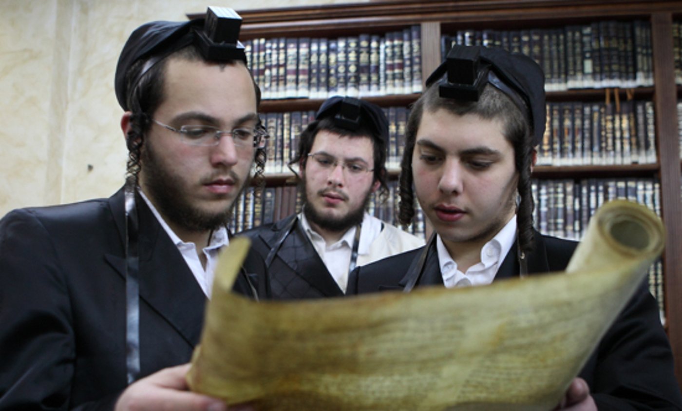 תרם מגילה לחזק את התורה