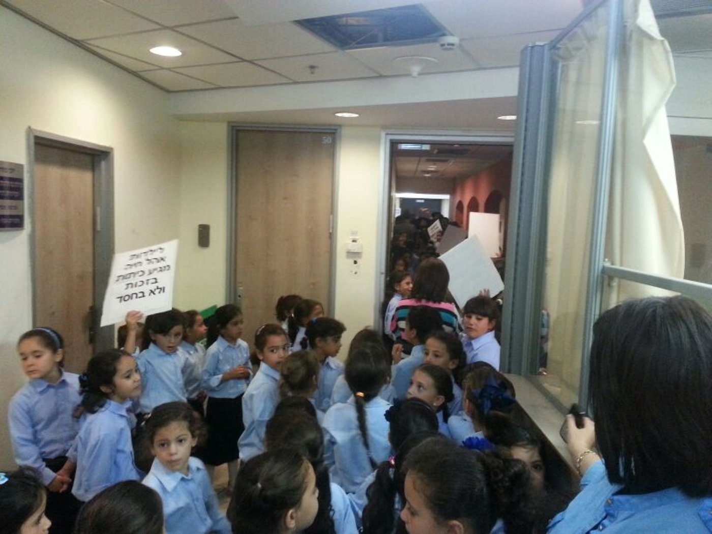 הורים וילדות הפגינו בעיריית אלעד: "פרוש = גרוש"
