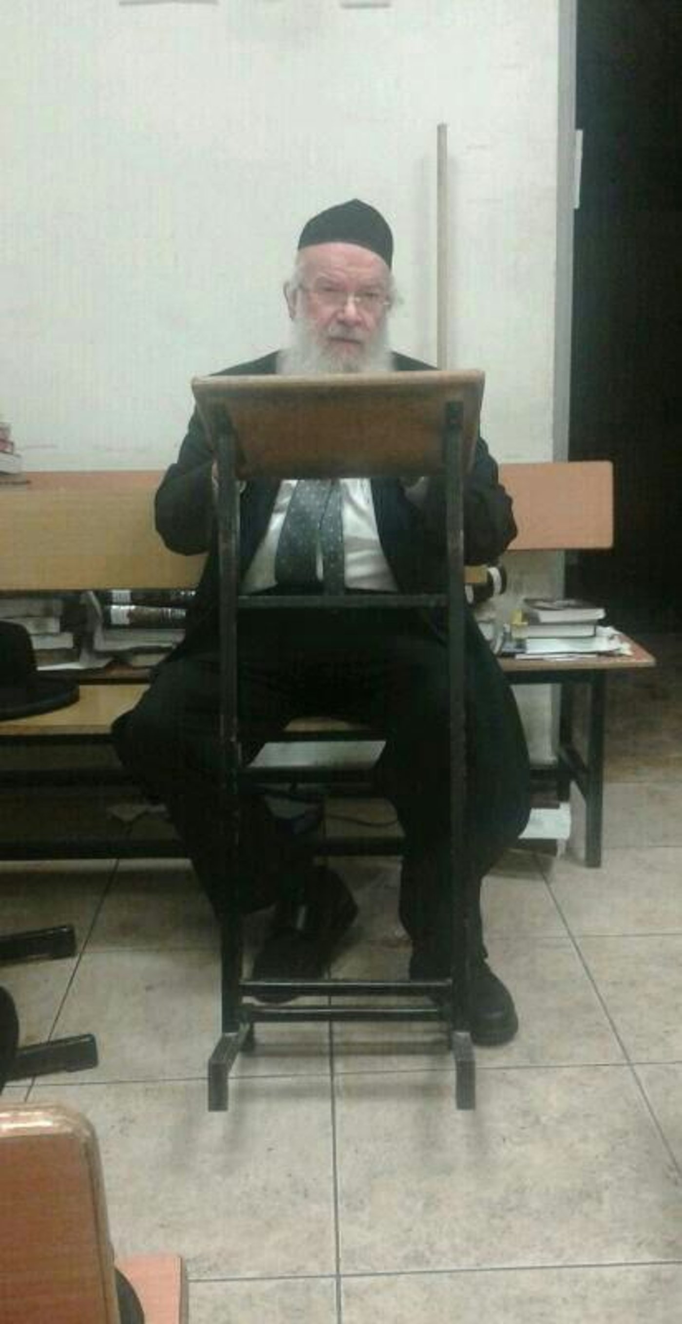 תיעוד: המשגיח של "עטרת ישראל" מסר שיחת חיזוק בישיבת "מיר"