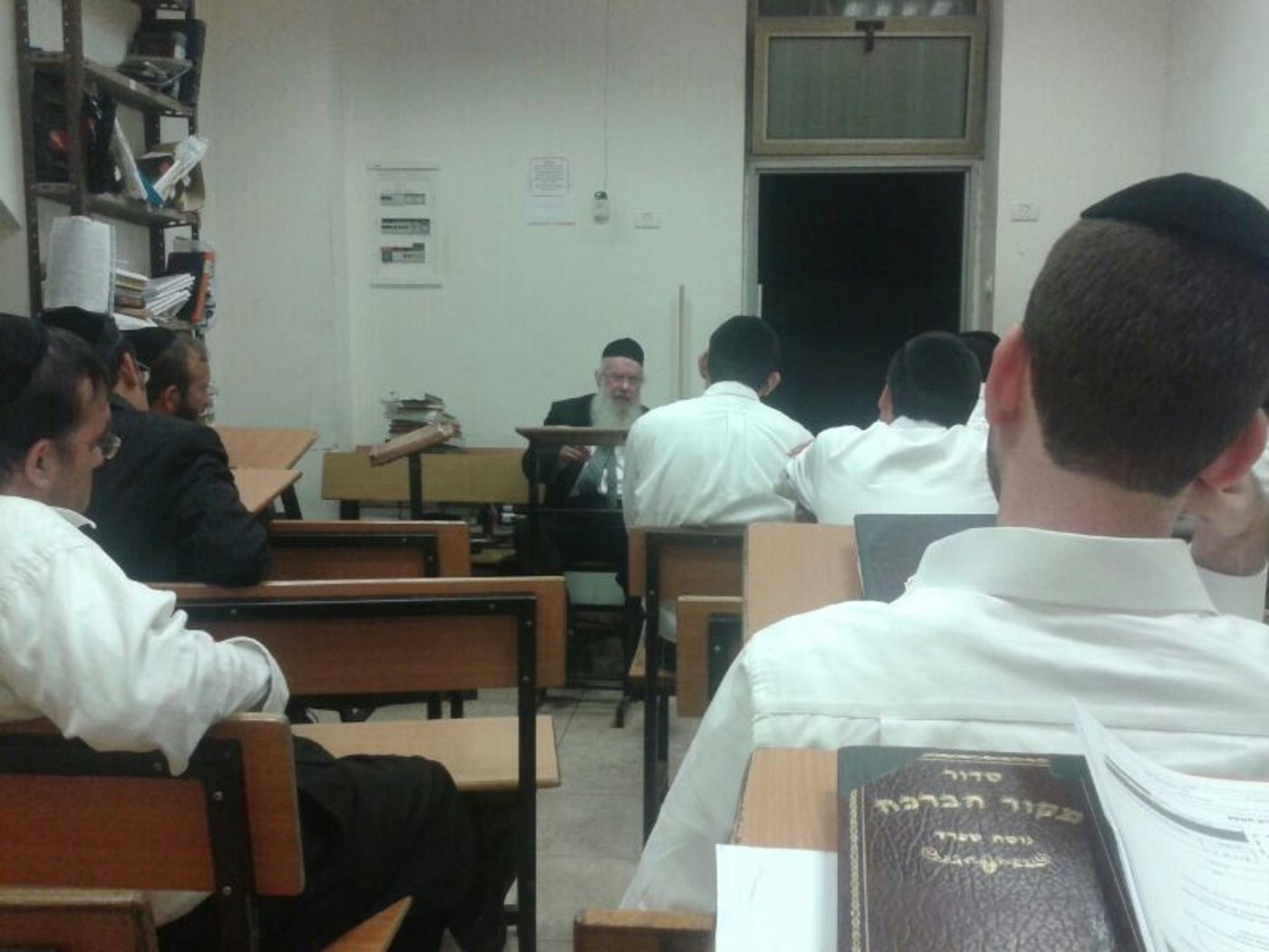 תיעוד: המשגיח של "עטרת ישראל" מסר שיחת חיזוק בישיבת "מיר"