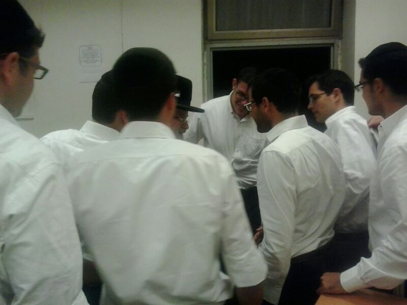 תיעוד: המשגיח של "עטרת ישראל" מסר שיחת חיזוק בישיבת "מיר"