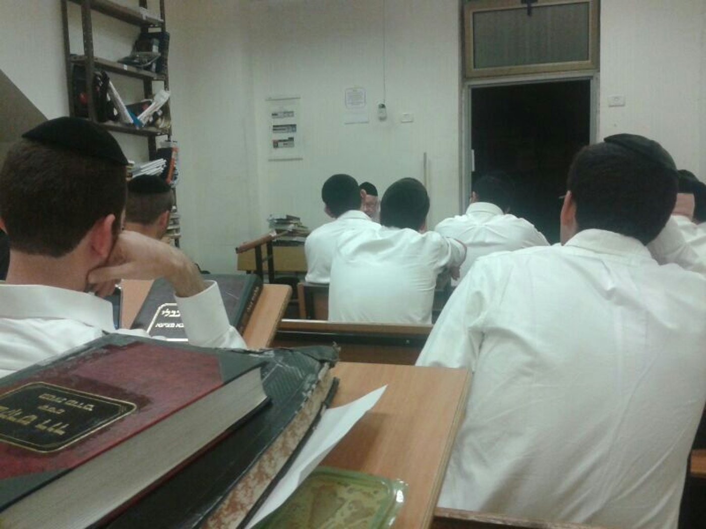 תיעוד: המשגיח של "עטרת ישראל" מסר שיחת חיזוק בישיבת "מיר"