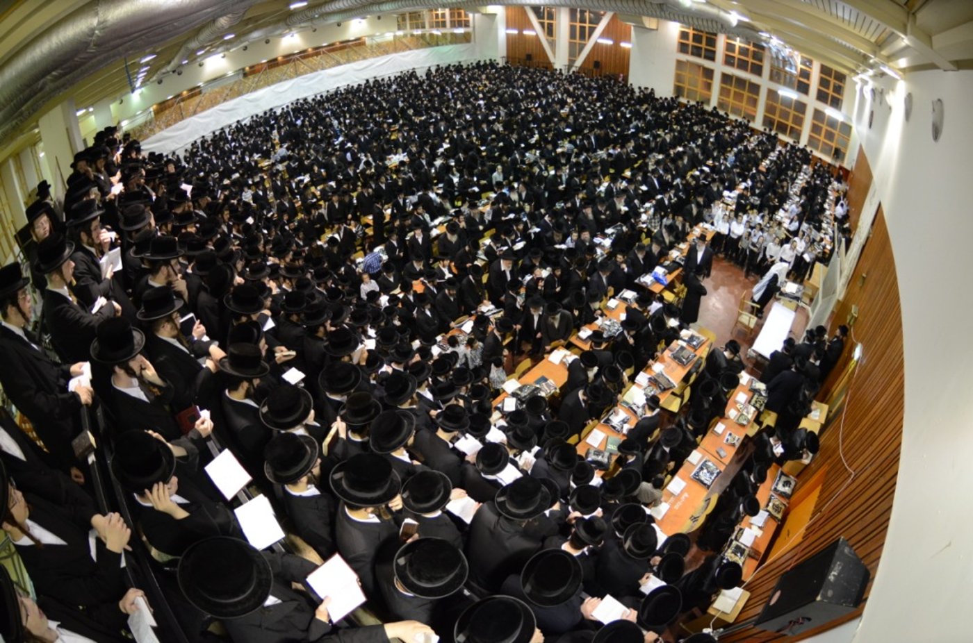 גלריה: א' דסליחות בחצר הקודש צאנז