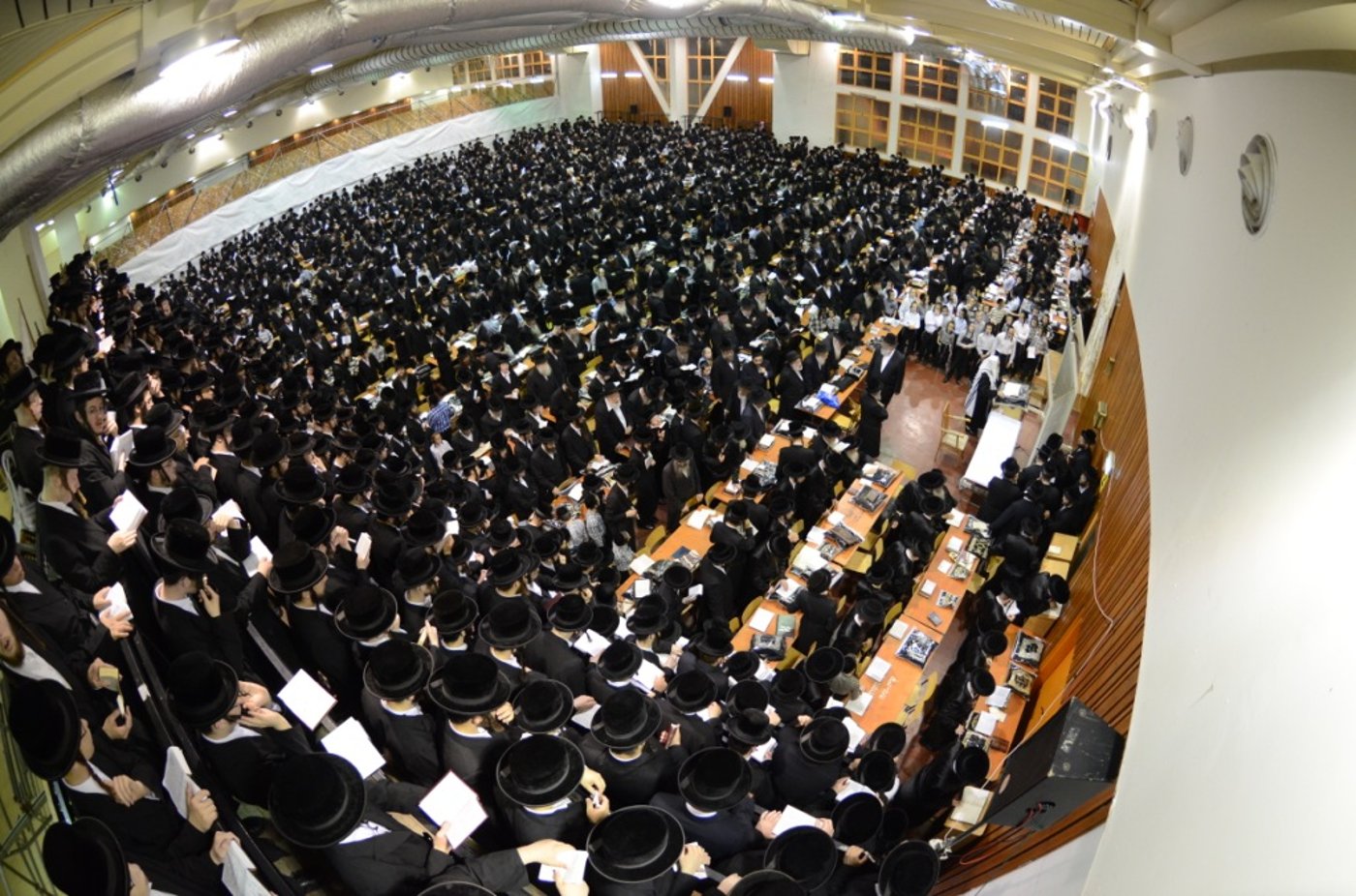 גלריה: א' דסליחות בחצר הקודש צאנז