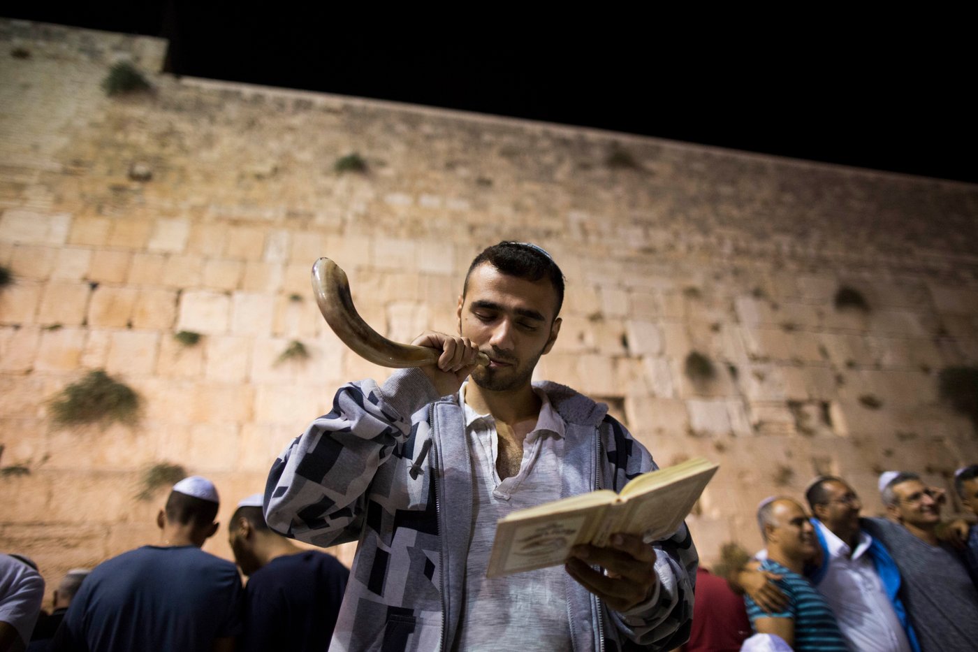 ערב ראש השנה: מבקשים סליחה בכותל המערבי • צפו