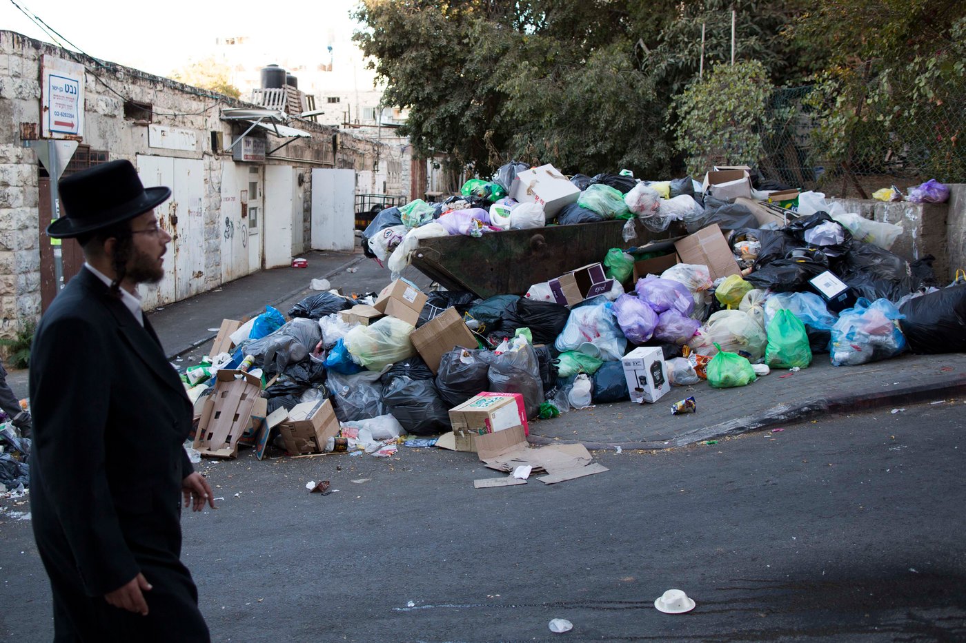 קטסטרופה בירושלים: רחובות השכונות החרדיות מלאים אשפה