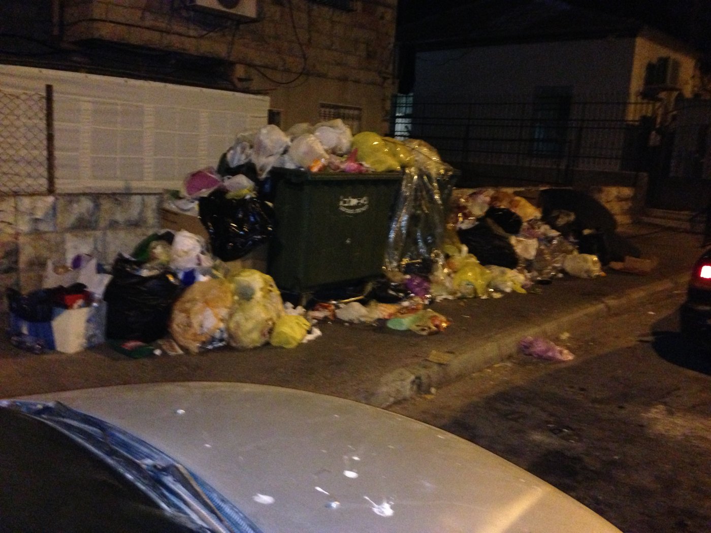 קטסטרופה בירושלים: רחובות השכונות החרדיות מלאים אשפה