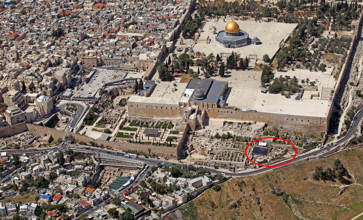 מדליון מזהב ועליו דגם רקוע של מנורת המקדש נמצא בחפירות בהר הבית