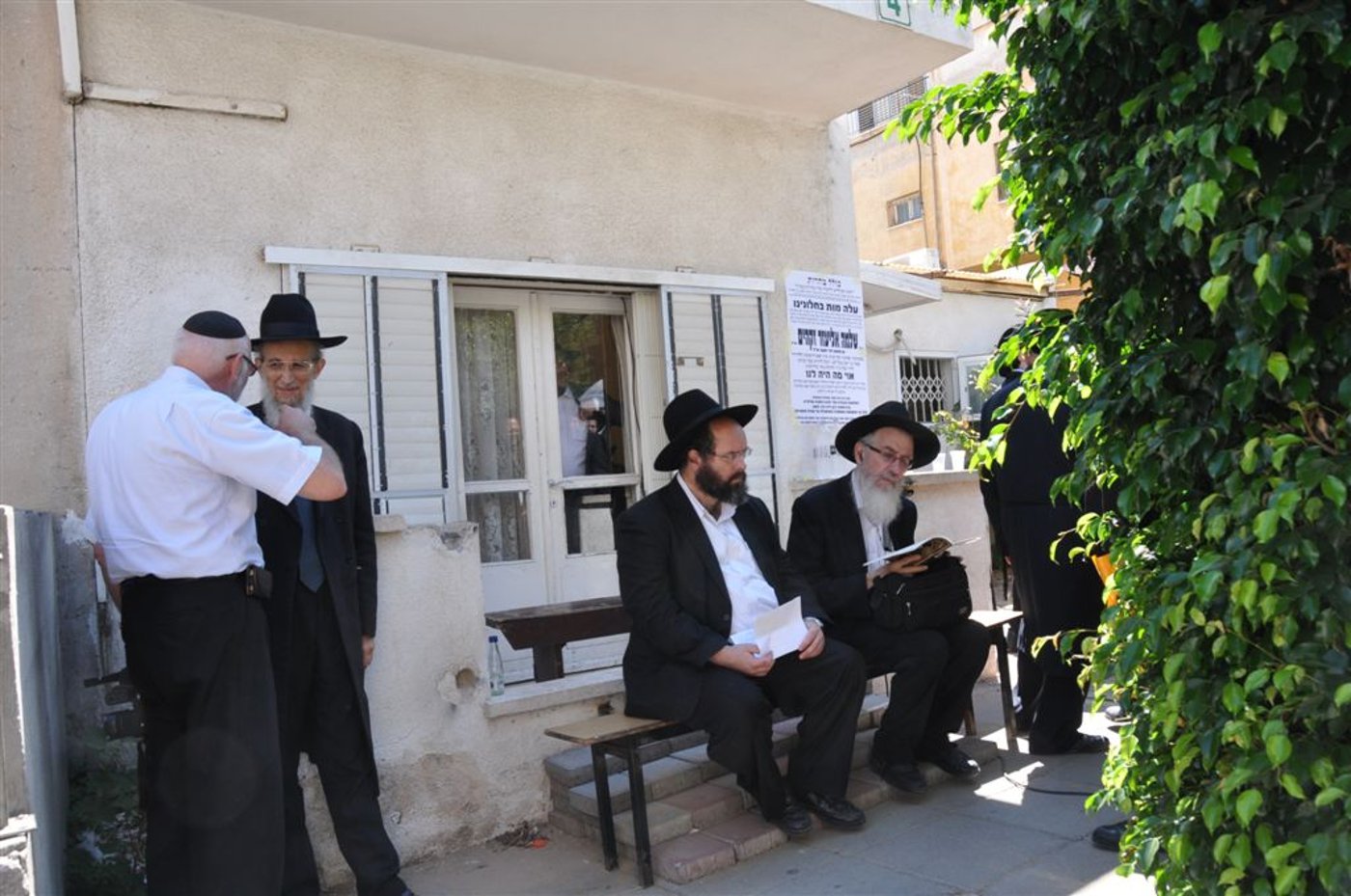 צפו: מאות בהלווית הנגיד ר' שלמה זקהיים