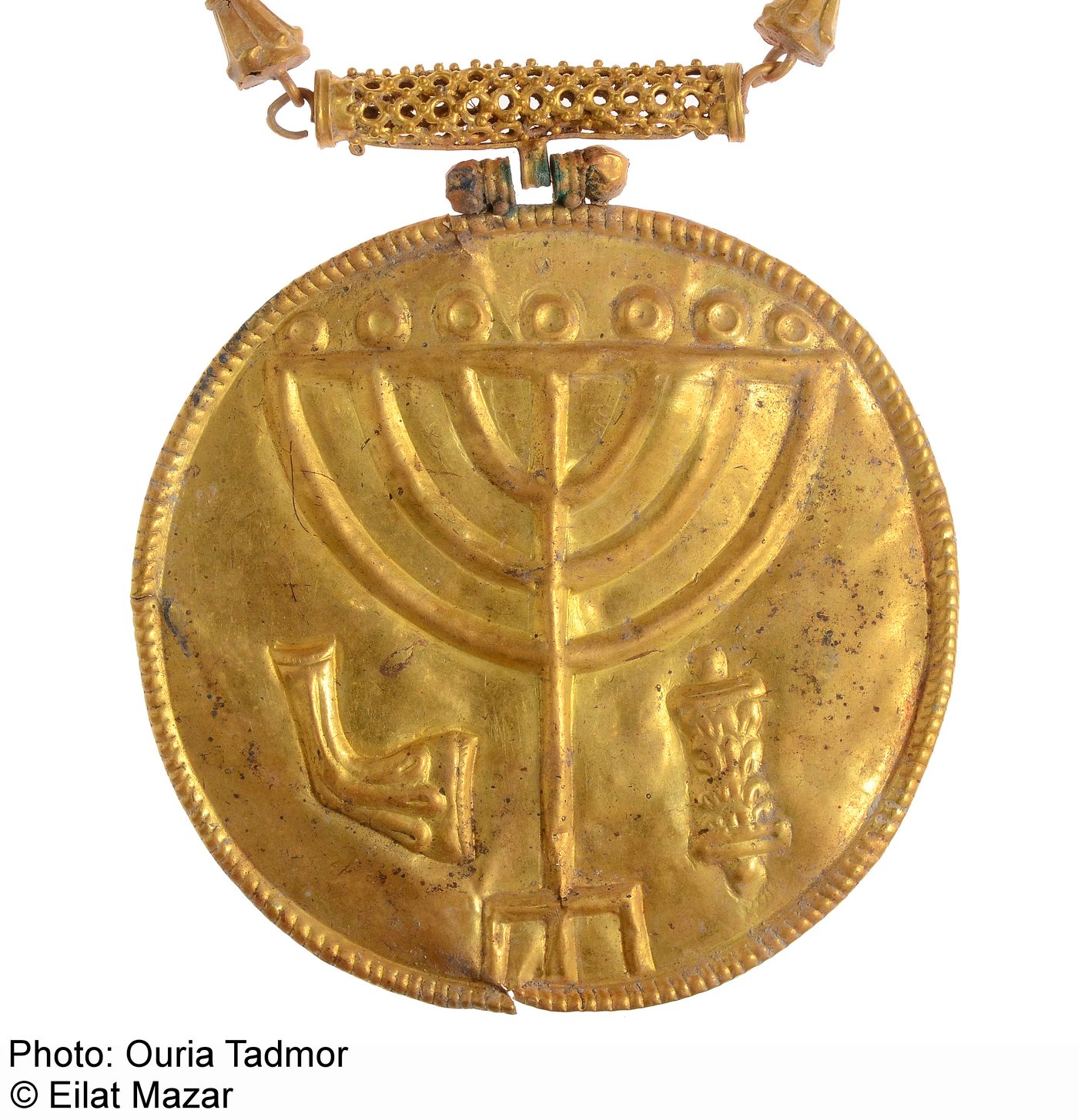 מדליון מזהב ועליו דגם רקוע של מנורת המקדש נמצא בחפירות בהר הבית