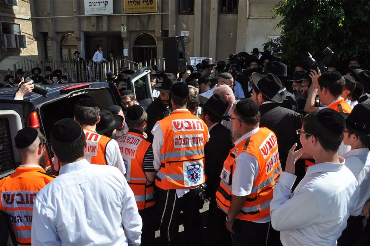 צפו: מאות בהלווית הנגיד ר' שלמה זקהיים