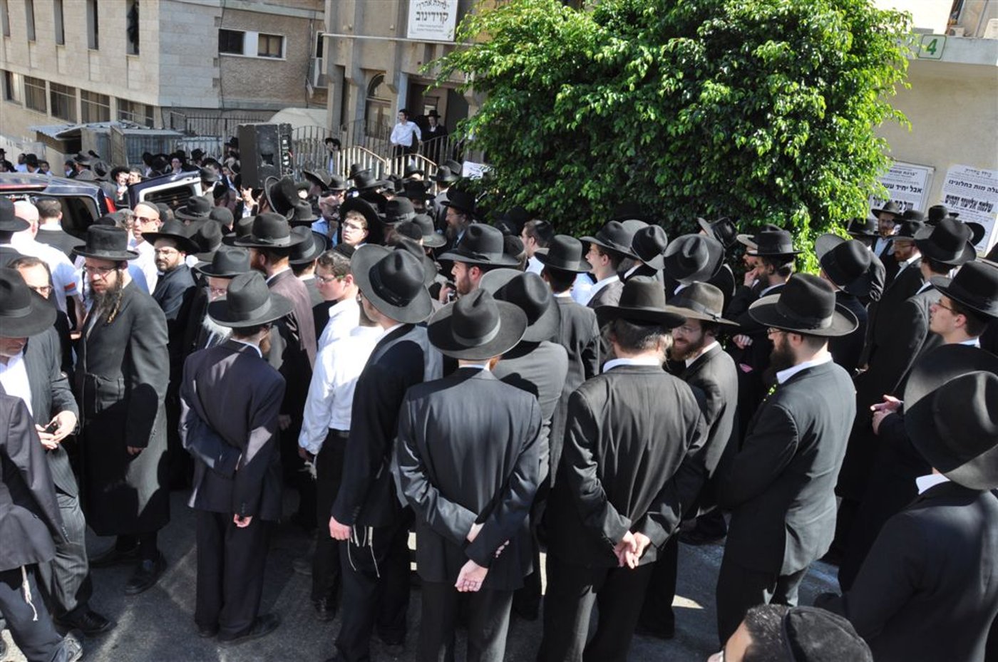 צפו: מאות בהלווית הנגיד ר' שלמה זקהיים