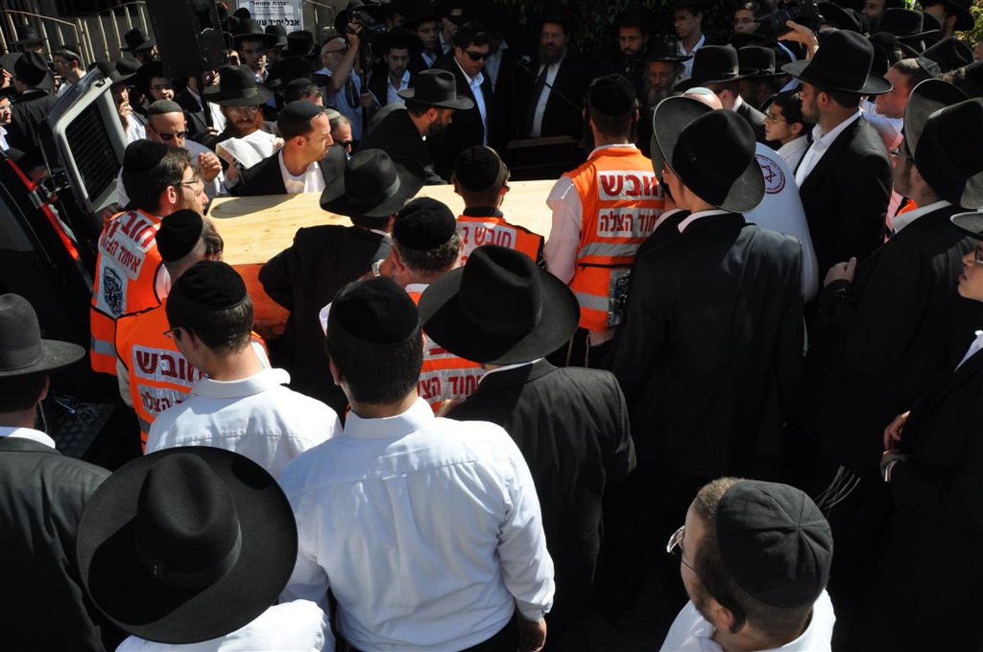 צפו: מאות בהלווית הנגיד ר' שלמה זקהיים