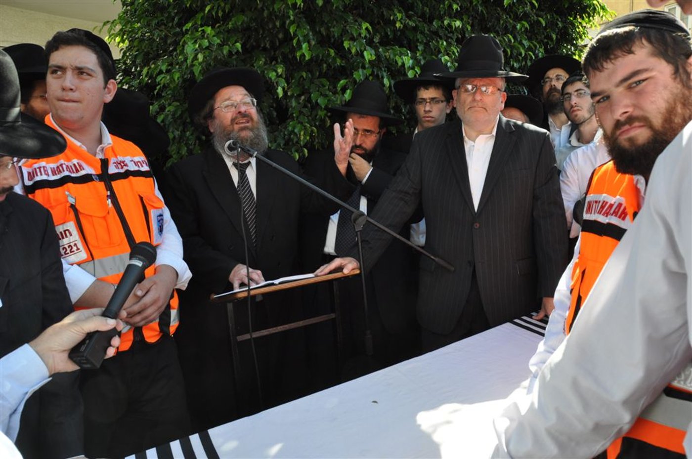 צפו: מאות בהלווית הנגיד ר' שלמה זקהיים